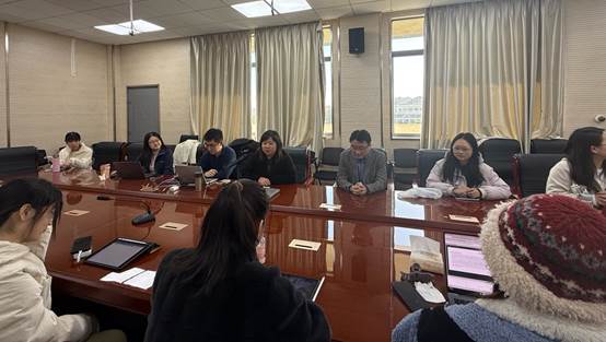 会议室里的人们 描述已自动生成